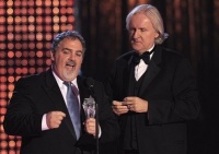 James Cameron (derecha) y Jon Landau celebran el premio como mejor cinta de acción para "Avatar"